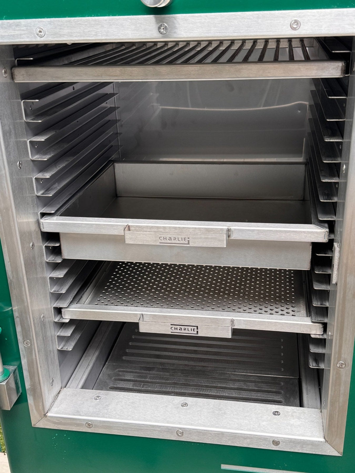 Deep roasting tray and perforated plancha inside Charlie